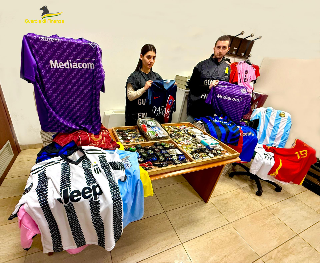 Macerata - Finanza sequestra magliette da calcio contraffatte e 25mila prodotti non sicuri